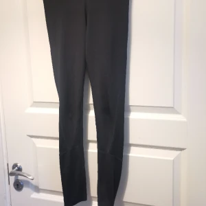 Tränningtights soc - Tights, i fint skick.. Bilden med balsidan är missvisande.. De har inte ankstjärt 😂