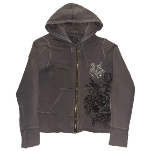 Vintage sip-upp - Jätte cool vintage sip-up hoddie. Den är i en brun färg och har ett väldigt snyggt tryck på sidan. Inga skador 🙌🏼