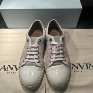 Vita lanvins size 7… 41/42 - Tja säljer nu ett par unika lanvins pga för små. Box och dustbag medföljer. Cond 8/10 bortsätt från att tyget på plösen blivit missfärgat (se bild 2) Nypris 400€ mitt pris 2100kr