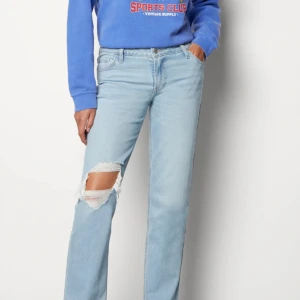 Low waist hollister jeans  - Säljer dessa snygga low Rise jeans från hollister, slutsålda och sitter som xs-s Säljes då de inte kommer till användning då jag använder mina mörka jeans mer💓