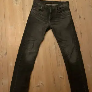 Gråa/svarta jeans från levis. Sitter ungefär som 501 men det är dragkedja istället för knappar vid gylfen. Säljer då de är för lång för mig. W32 L34.
