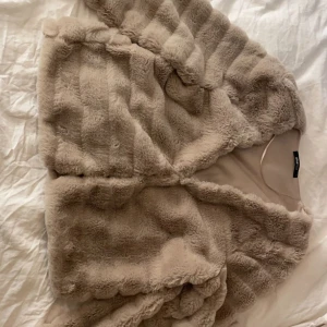kofta - Två stycken skitsnygga och populära pälskoftor, från Gina (säljs inte längre) ❣️Beige - storlek M❤️ Rosa - Storlek XS❤️ 250kr/styck. Skriv vid frågor! (Kolla in min profil för massa blusar mm)