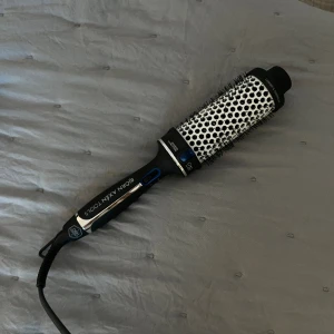 Björn Axén värmeborste - Säljer min björn axén värmeborste.  Använd max 5 gånger, då jag inte tyckte den passa till mitt hår.  Pris kan alltid diskuteras