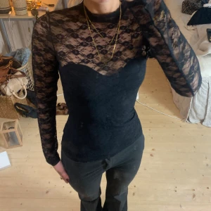 Topp - SUPER snygg spets topp