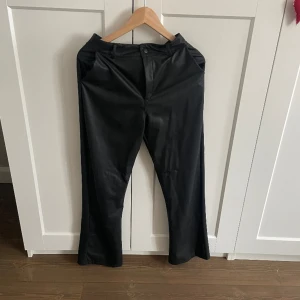 Skinnbyxor från madlady  - Inga defekter, använda Max 5 gånger, nypris 600kr