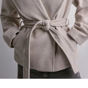 Vero Moda jacka  - Säljer min fina vår/höst jacka från vero Moda i storlek xs, säljer då jag inte har fått användning till den. Den är i nyskick, endast använd vid ett tillfälle🤍 inge defekter eller fläckar, skriv för mina egna bilder. Priset går att diskutera🥰🫶🏼