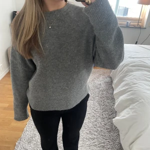 Stickad tröja - Så snygg stickad tröja från Zara, frakt tillkommer ❤️🥰