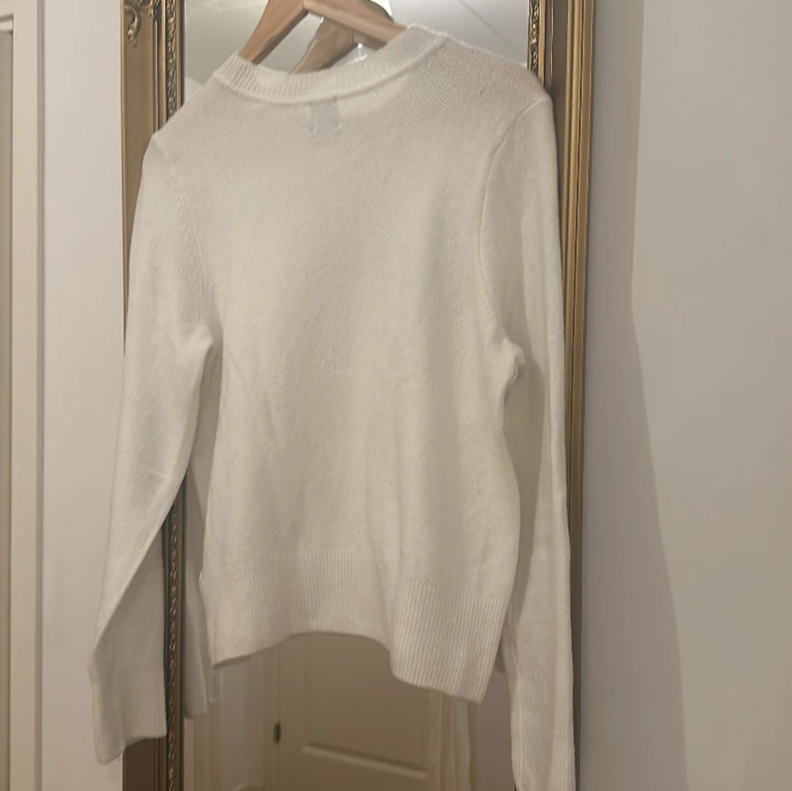 Varm och mjuk tröja med guldknappar - 90