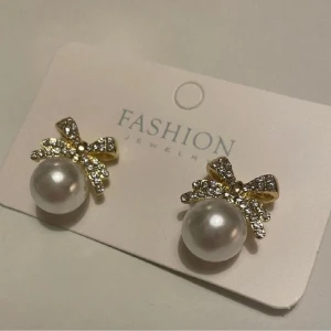 Örhängen strass - Supersöta örhängen med strassstenar. Mått ca 1,9x1,7 cm. 