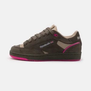 Reebok, Club C Bulk- Skateshoes - Helt oanvända chunky skateskor från Reebok, prislapp och skolåda kvar!! Köpte i fel storlek och kan tyvärr inte skicka tillbaka för att byta💔 Skriv vid frågor eller fler bilder‼️‼️