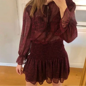 Zara röd zebra klänning - Så snygg klänning från zara och perfekt till middag/fest. Lånade bilder. Säljs inte längre och svårt att få tag i!🌶️🌶️PRUTA