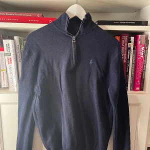 Polo Ralph Lauren - Quarter Zip - Högt efterfrågad färg på en tröja av utmärkt material. Passar perfekt med en skön skjorta under. Storleken är S. Skick är 8/10. Inget mer än någon lös tråd och ett osynligt litet hål som fixats vid märket. Originalpriset är 2200. 