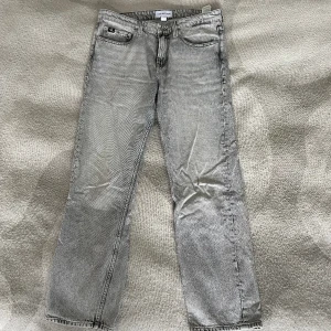 Calvin Klein Jeans - Har ett par CK jeans som bara ligger i lådan utan att komma till användning, därför dags för försäljning! Bra skick utan defekter!