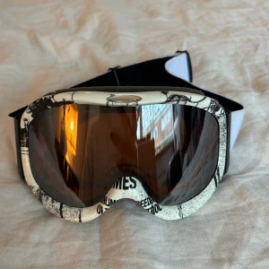 Skidglasögon  - Skidglasögon med orange-tintat glas för de soliga skidåkningsdagarna. De är bra isolerade i kanterna så varken kyla eller imma smiter igenom. De har lite tecken på användning som små rispor, men ingenting som märks särskilt mycket. Frakt tillkommer❤️