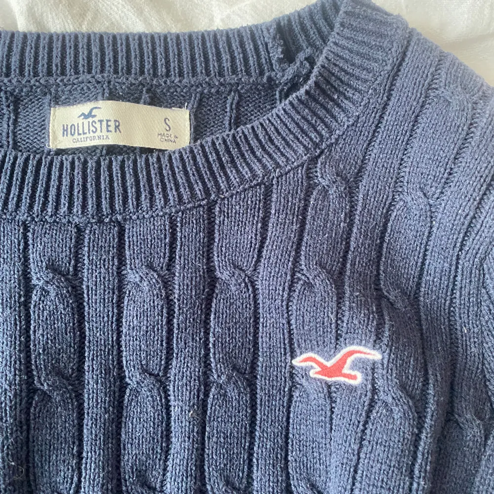 En mörkblå Hollister tröja i fint skick. Först köpt från sellpy, men aldrig använd. Inga defekter 💗. Tröjor & Koftor.
