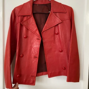Skitsnygg röd skinnjacka💓💓 - Säljer denna fantastiska skinnjacka i äkta läder!💓Har en mer boxig form men smalare och mer trekvartsarmar så skulle kanske uppskatta som en M men fungerar även för S och vissa L🥰 I vintage skick!