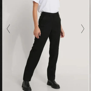 Söker!! Nakd byxor med fickor  - Söker efter dessa byxor från Nakd, svarta byxor med rimad tyg med stora fickor fram och bak. Söker i storlek 32 eller 34. 🥺