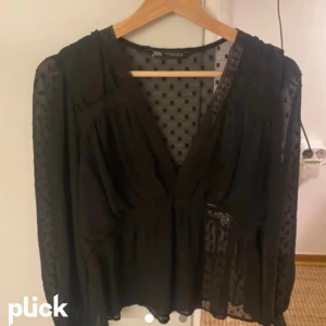 Blus zara - Säljer denna fina blusen i stl M, bra skick. Säljer då den inte kommer till användning längre. (Lånade bilder)🩷💕💞💗