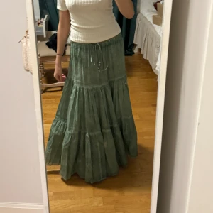 Maxikjol zara  - Säljer den virala kjolen från zara! Den är helt ny! Jag är 170cm och första och sista bilden är mina! Bara att trycka på köp nu 🥰 först till kvarn 💞SÄLJER EN ANNAN LÅNGKJOL 🎀