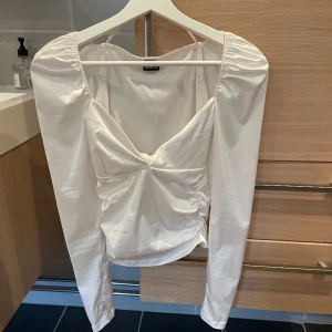 Vit blus - En vit blus från Gina använd 2 ggr och säljer för att den ej kommer användas! Köparen står för frakt🤩 och jg står inte för postens slarv