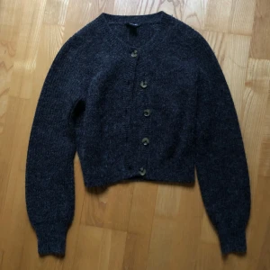 Fin stickad kofta från Monki - Kofta från Monki, bra skick.