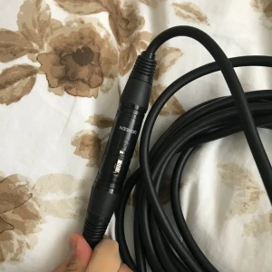 Sladd till microfon - Sladd till en mikrofon (ligger ute på min profil) Köpt för 400kr på Amazon.  Pris kan självklart diskuteras!❤️