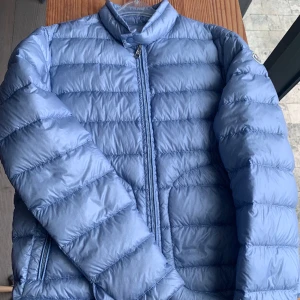 Moncler  - Moncler acorus  Size 4 passar L utmärkt  Skick 9/10 , pris 3999kr sjuk färg går inte att få tag på då färgen slutat säljas 