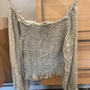Blus - En mönstrad blus väldigt fin och skön den är i ett bra material och aldrig använd! Köparen står för frakten, jag står ej för postens slarv!🫶🏼