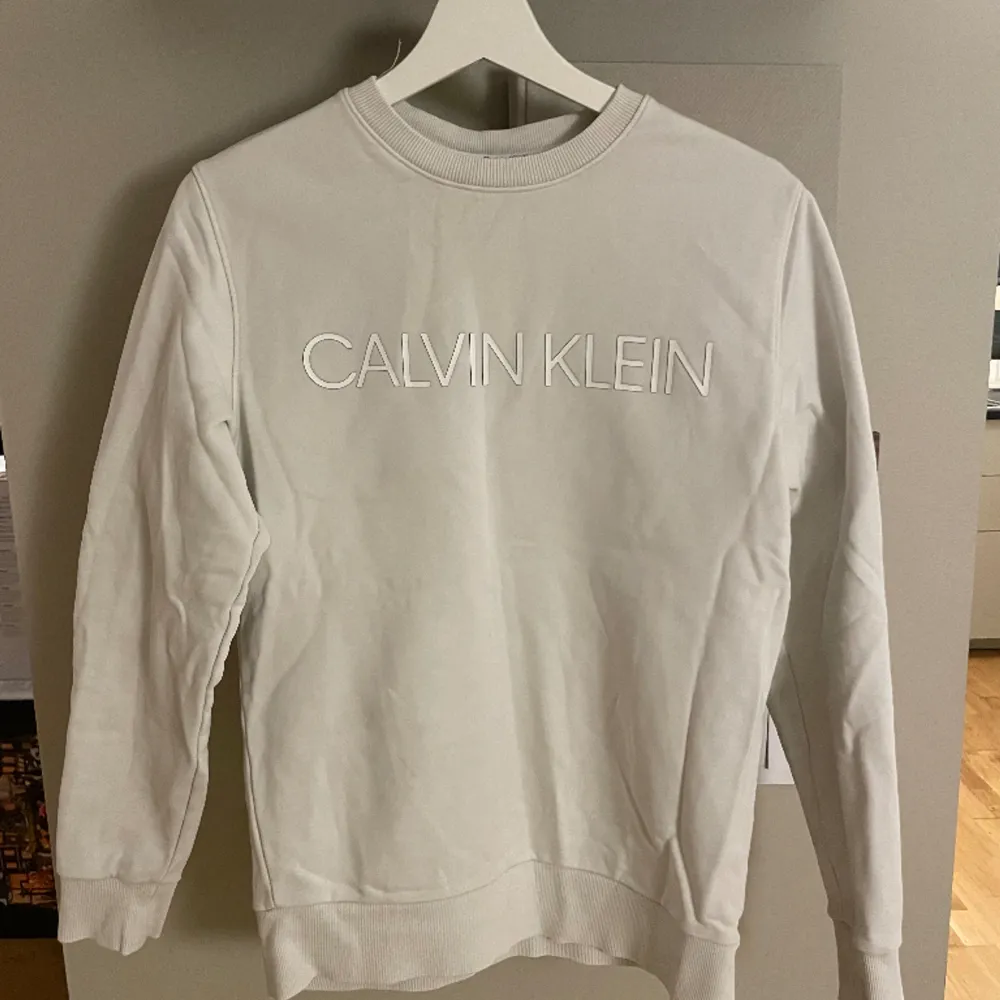 Tröja till herr från Calvin Klein i storlek xs. Något tvättpåverkad i färgen annars utan anmärkning.. Tröjor & Koftor.
