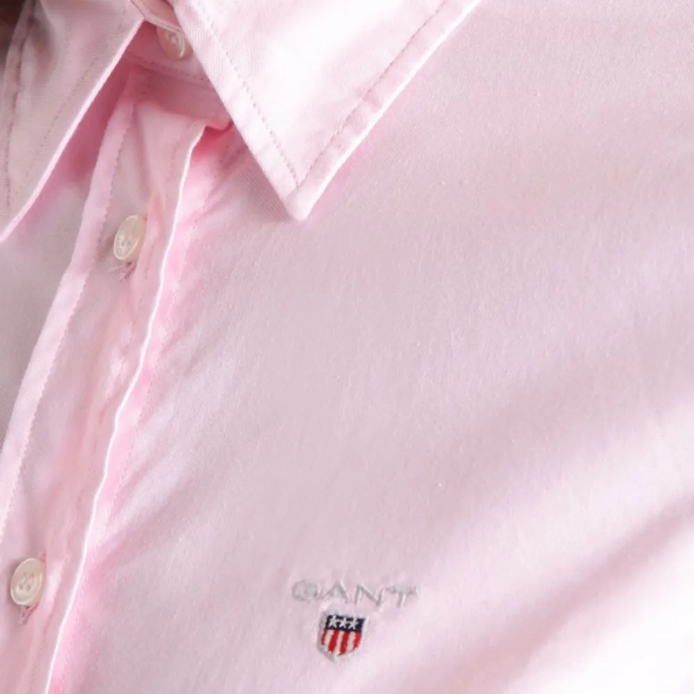 Rosa gantskjorta i storlek 36. Endast använd 2-3 gånger. Nypris 1.095kr(nu 931kr på rea) säljer för 300kr. . Skjortor.