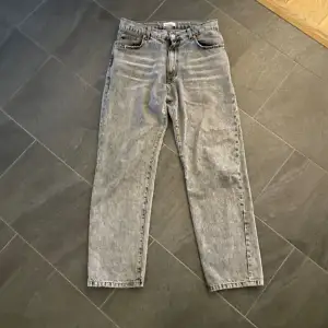 Säljer mina snygga woodbird jeans med en sjukt snygg grå färg! Nyskick då dom är för små! Fler bilder i dm!