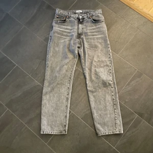 Woodbird jeans - Säljer mina snygga woodbird jeans med en sjukt snygg grå färg! Nyskick då dom är för små! Fler bilder i dm!