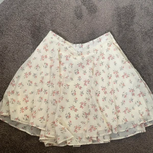 Sommarkjol från NA-KD💕 - Sommarkjol från NA-KD med blommigt mönster💕 