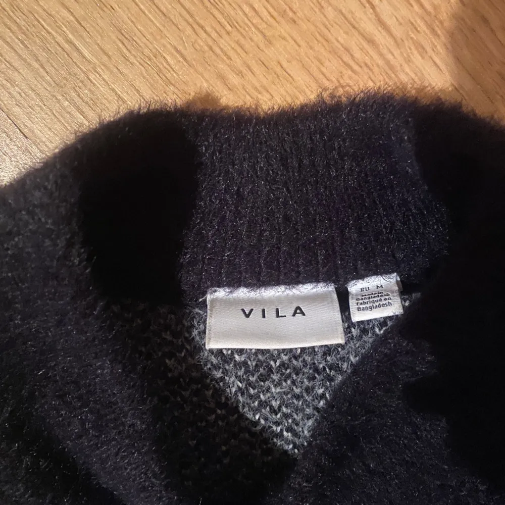 ⚠️tryck inte på köp nu⚠️ Säljer denna jättefina unika stickade tröjan ifrån Vila.  Storlek M men passar mig som oftast är S. . Tröjor & Koftor.