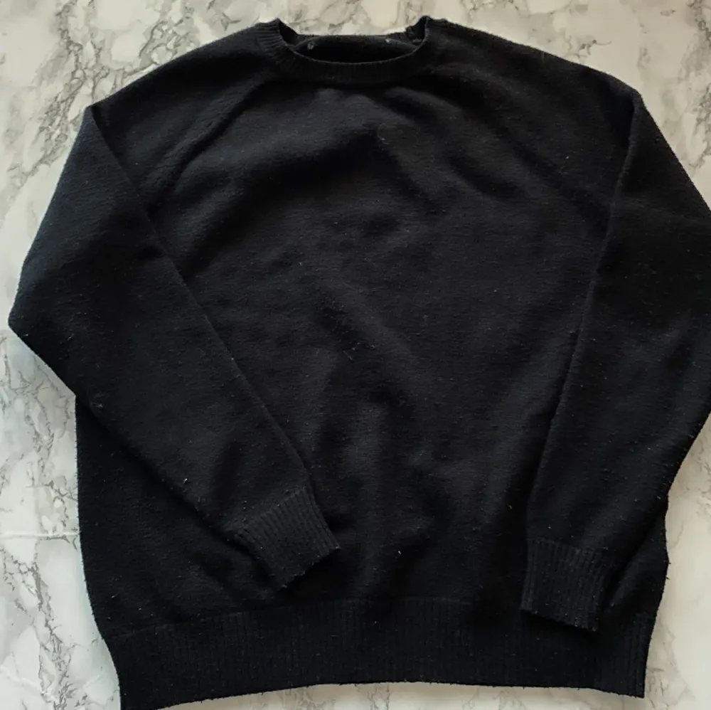 Säljer min svarta tröja från Only för 40kr i storlek XS lappen är inte kvar på tröjan, använder den aldrig pris kan diskuteras💘+frakt. Hoodies.