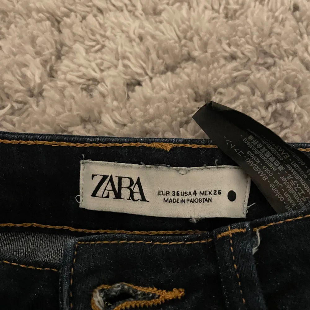 Jeans ifrån Zara Säljer för 200kr Sparsamt använda och inga märken alls Storlek 36 Low waist/mid  . Jeans & Byxor.
