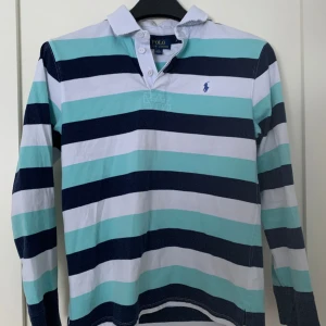 Ralph lauren tröja - Säljer min långarmade piké tröja från Ralph lauren, då den är för liten för mig. Är i strl 14-16 år men sitter som en xs. Tröjan är i använt fint skick.