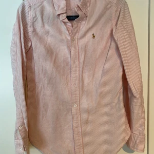 GANT skjorta - Randig GANT skjorta vit/rosa.  Fint skick.