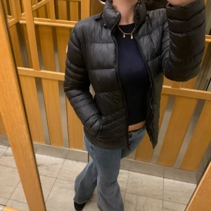 Moncler jacka - Gammal modell moncler jacka, fick den för några år sedan och den har ett litet hål på vänstra axeln men inga stora skador. Finns även en avtagbar luva med päls. Skriv för mer bilder eller info💖