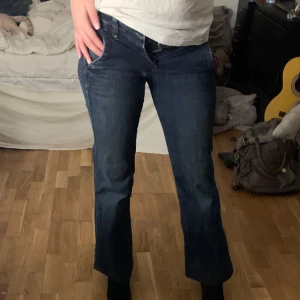 Juicy couture jeans  - Säljer dessa jättefina juicy couture jeansen då de var för små för mig, köpte dom här på plick. Strl s/ 36 Skriv för fler bilder eller info🥰