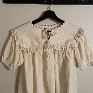 tröja från zara - hej! nu säljer jag den här super fina tröjan som är i topp skick. jag säljer den pga att jag inte använder den på de sätter som jag hade hoppats när jag köpte den. inga defekter och den är använd max 2 gånger. skriv för fler bilder💕