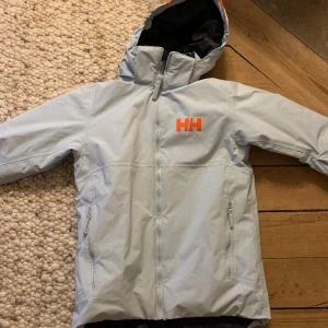 Skidjacka Helly Hansen strl 140 - Fin skidjacka från Helly Hansen.