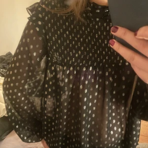 Festblus - så SNYGG festblus med så fint material!!! I guld och svart!!! Lägg prisförslag och fårga om ni undrar något❤️‍🔥❤️‍🔥❤️‍🔥