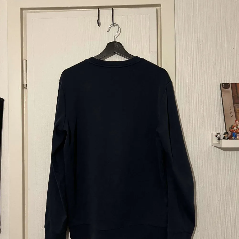 Hej! Säljer denna jätte snygga äkta Hugo boss tröja för endast 800kr! Ny pris vid 1200-1300kr! Hör va vid frågor eller funderingar☺️. Hoodies.