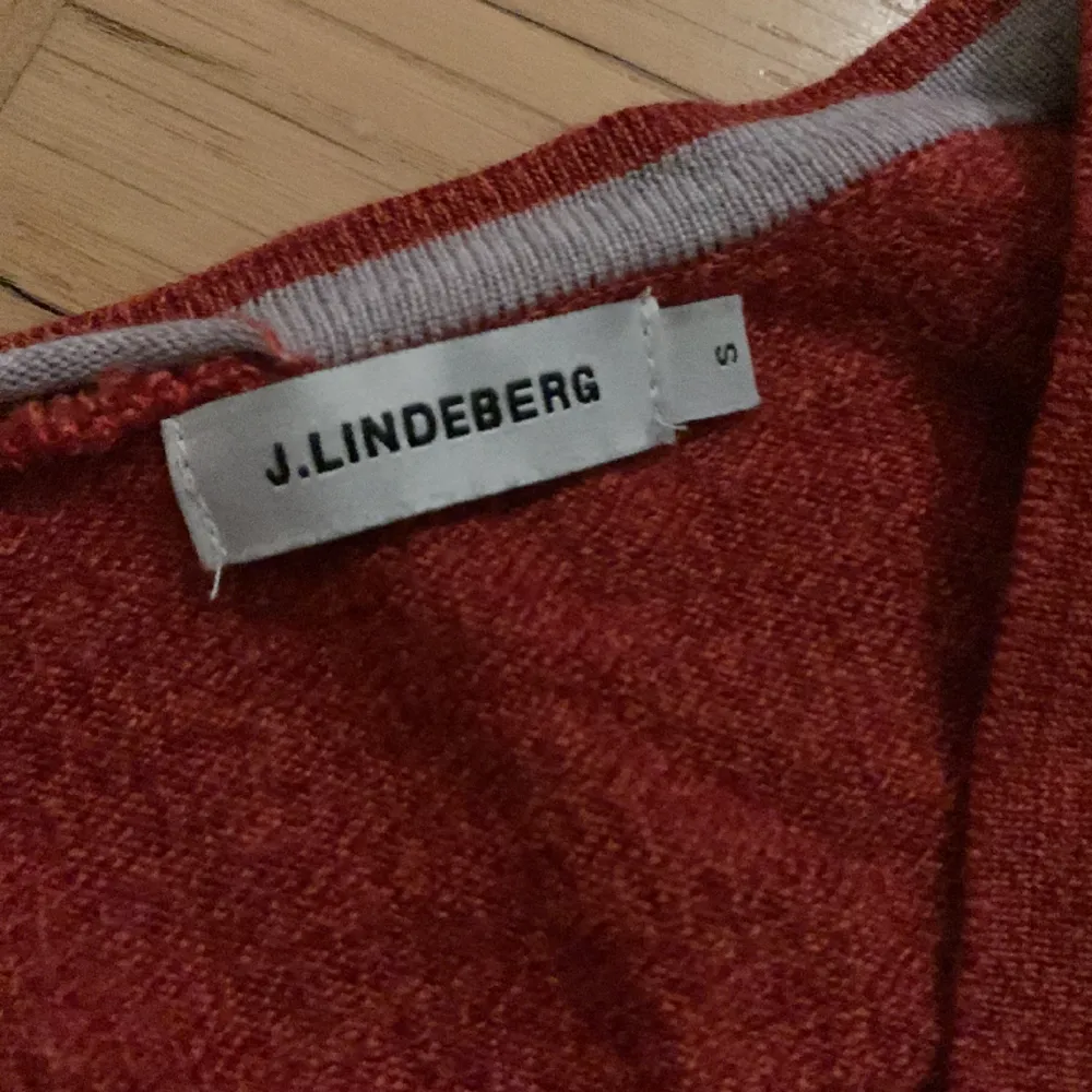 Säljer en J lindeberg tröja som inte längre kommer till användning. Ställ gärna frågor, priset är diskuterbart skick 8/10. Passar perfekt till skjortorna jag nyss lagt upp.. Tröjor & Koftor.