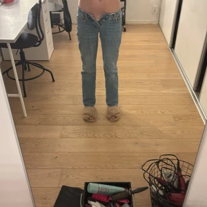 Lågmidjade jeans 🩷 - Säljer dom då de är för små i midjan🩷 Dom är precis nere vid bena för mig och jag är 168 cm  Köparen står för frakt 