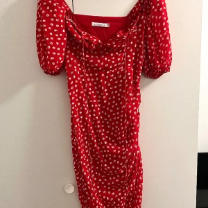 Adoore klänning - Superfin klänning från Adoore, använd vid ett tillfälle! I perfekt skick och superfin på! Storlek 36 