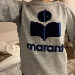 Isabel marant  - Säljer denna skit snygga isabel marant tröjan dom tyvärr inte kommer till användning. Den har en defekt men inget man tänker på när håret är för❤️