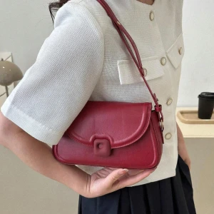 Röd gullig väska  - Använd en gång och köpt från shein, säljer då jag har en annan röd väska som jag använder istället.