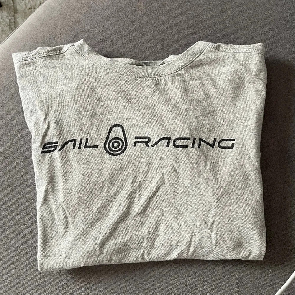 En tröja från Sail Racing, barn modell. T-shirts.